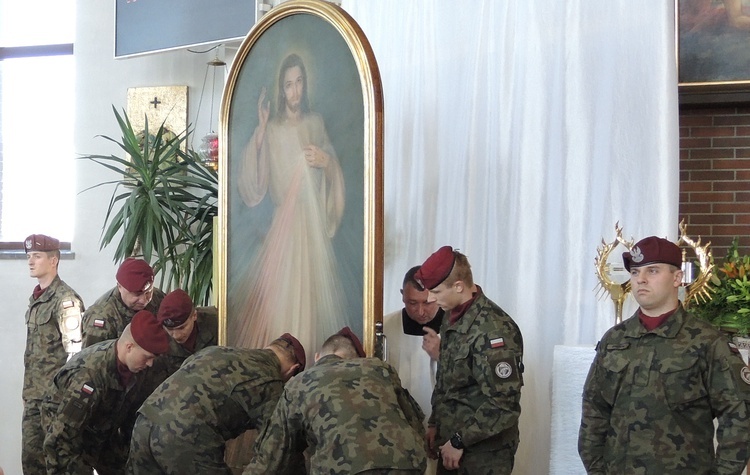 Żołnierze wnieśli obraz Jezusa Miłosiernego do kościoła św. Pawła