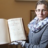 Dr Halina Dudała, dyrektor Archiwum Archidiecezjalnego w Katowicach, z odkrytymi dokumentami.