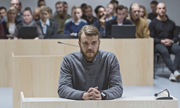 Czy oskarżony o zbrodnie wojenne Claus Pedersen (Pilou Asbæk) trafi do więzienia, o co wnioskuje nieustępliwa prokurator?