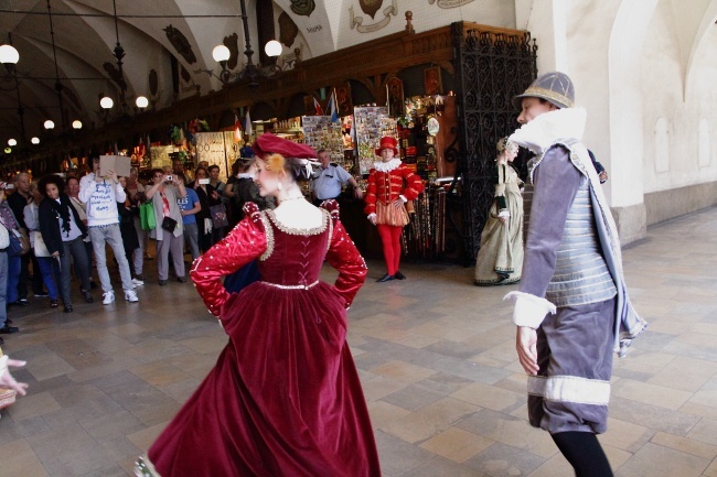 Happening Baletu Dworskiego "Cracovia Danza" w Sukiennicach