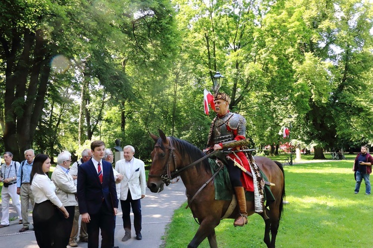 Pomniki Sienkiewicza i Kossak-Szczuckiej