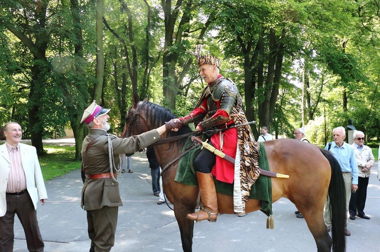 Pomniki Sienkiewicza i Kossak-Szczuckiej