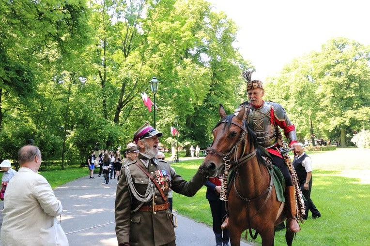 Pomniki Sienkiewicza i Kossak-Szczuckiej
