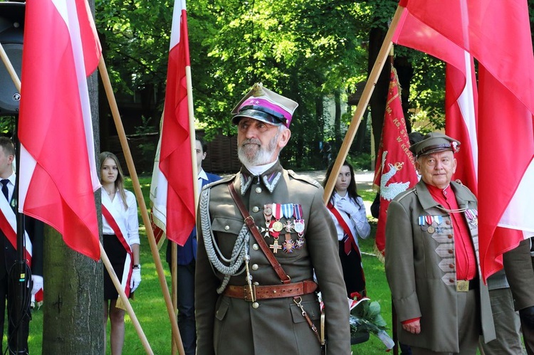 Pomniki Sienkiewicza i Kossak-Szczuckiej