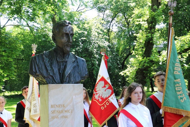 Pomniki Sienkiewicza i Kossak-Szczuckiej