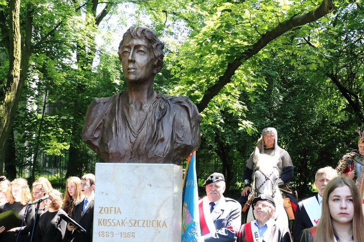 Pomniki Sienkiewicza i Kossak-Szczuckiej