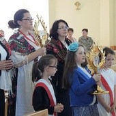 Dzieci i kobiety wniosły do kościoła relikwie św. Faustyy i św. Jana Pawła II