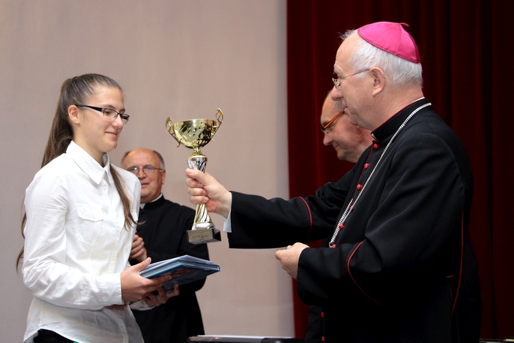 Bp Andrzej F. Dziuba wręcza Agacie Kaczmarczyk puchar za zwycięstwo w olimpiadzie