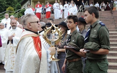 Ks. Tadeusz Słonina SDS przekazuje harcerzom rrelikwie św. Faustyny