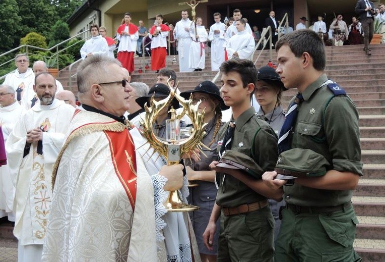 Ks. Tadeusz Słonina SDS przekazuje harcerzom rrelikwie św. Faustyny