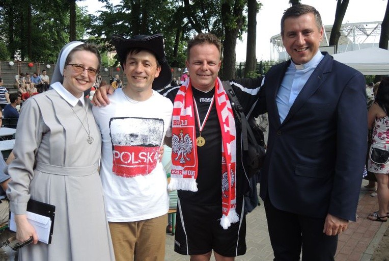 Od lewej: s. Ines Domszy, Sławomir Błachut, ks. Sebastoan Rucki i ks. Krzysztof Rębisz