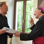 Bp Andrzej Jeż przekazuje nominację ks. Arturowi Urbanowi