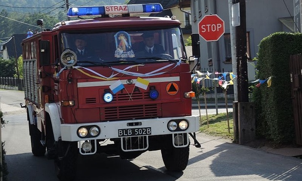 Strażacy przyozdobili swój wóz, który pilotował samochód-kaplicę do kościoła w Bystrej Śląskiej