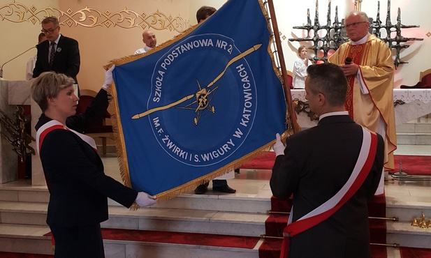 Ks. proboszcz Stanisław Reś poświęcił nowy sztandar szkoły