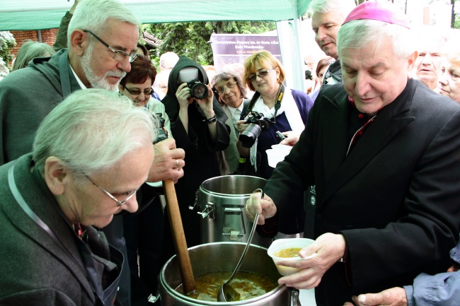 Talerz Miłosierdzia z Gwiazdami 