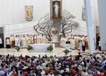 Archidiecezjalna pielgrzymka do sanktuarium w Krakowie-Łagiewnikach została organizowana w związku z Jubileuszowym Rokiem Miłosierdzia.