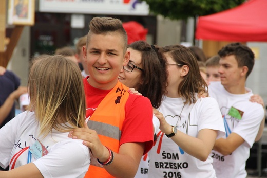 Taniec, śpiew i flagi w Brzesku