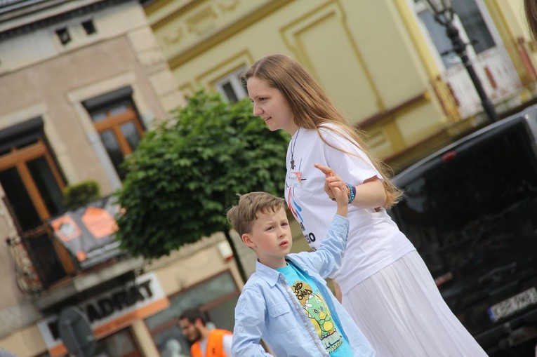 Taniec, śpiew i flagi w Brzesku