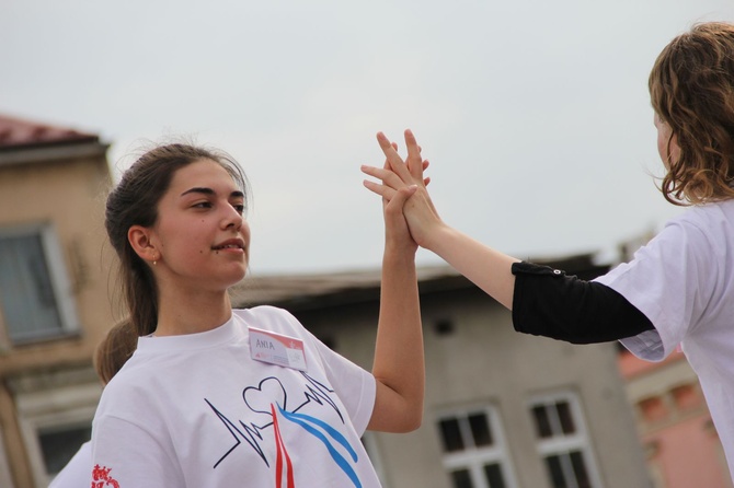 Taniec, śpiew i flagi w Brzesku