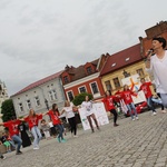 Taniec, śpiew i flagi w Brzesku