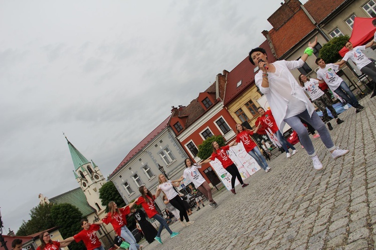 Taniec, śpiew i flagi w Brzesku