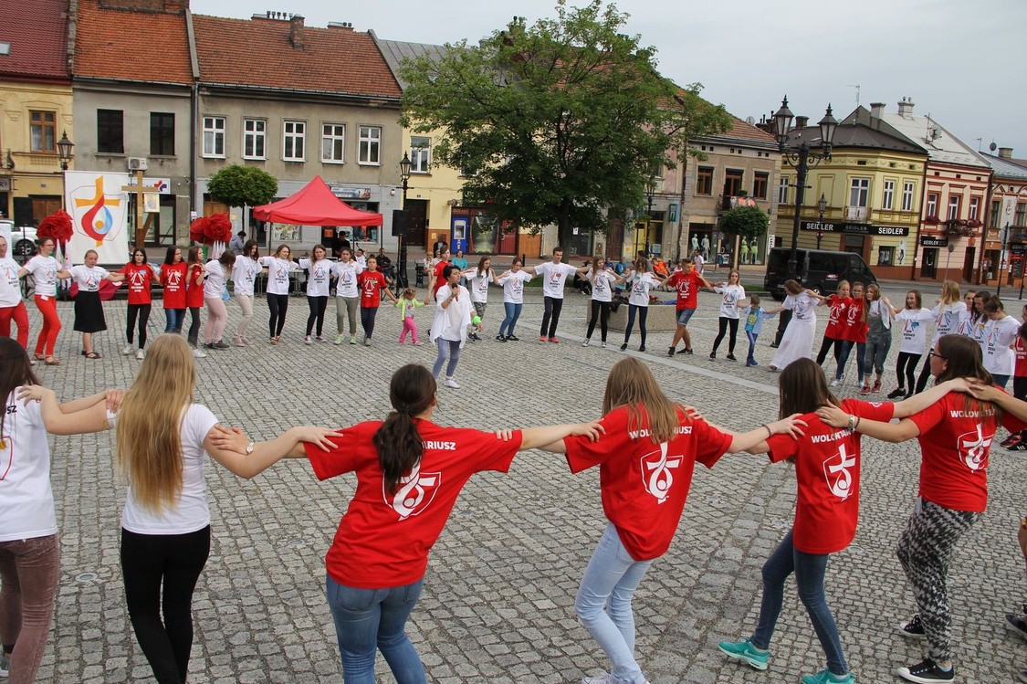 Taniec, śpiew i flagi w Brzesku - tarnow.gosc.pl