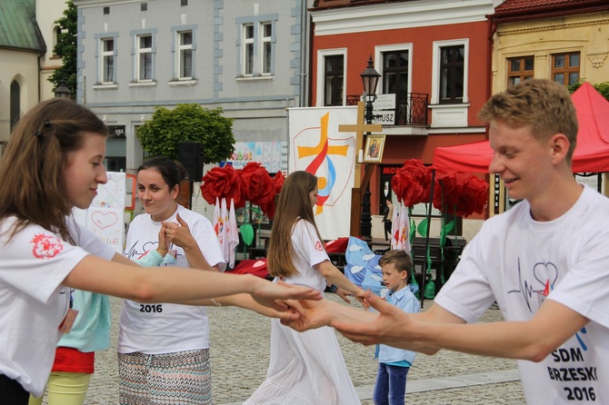 Taniec, śpiew i flagi w Brzesku