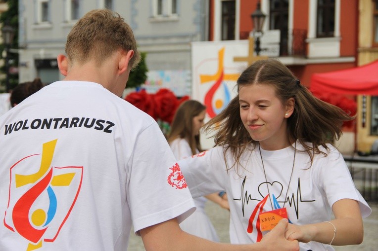 Taniec, śpiew i flagi w Brzesku