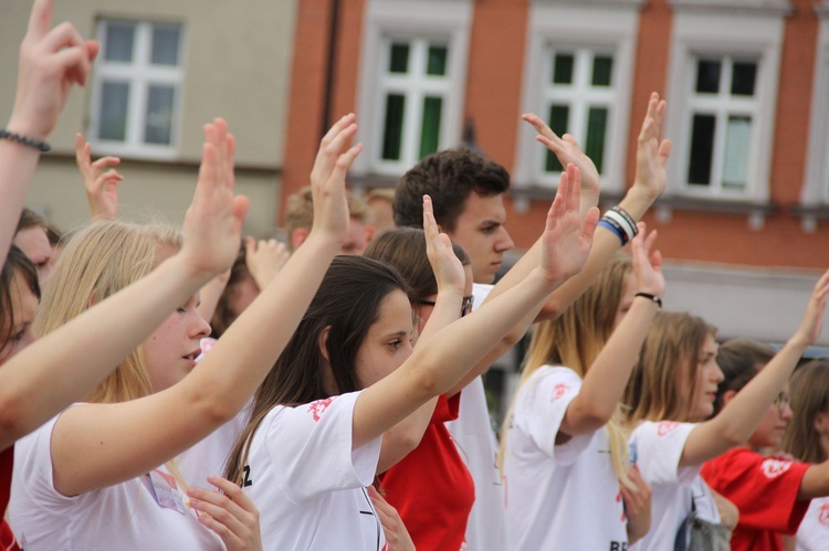 Taniec, śpiew i flagi w Brzesku