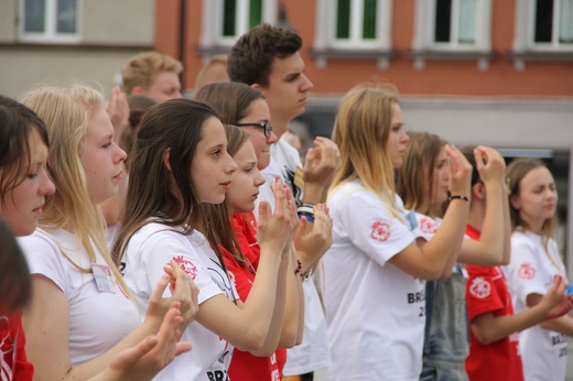 Taniec, śpiew i flagi w Brzesku