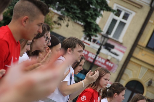 Taniec, śpiew i flagi w Brzesku