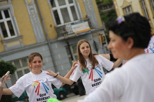 Taniec, śpiew i flagi w Brzesku