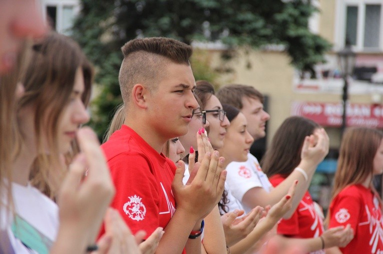 Taniec, śpiew i flagi w Brzesku