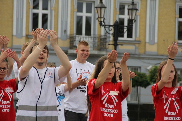 Taniec, śpiew i flagi w Brzesku