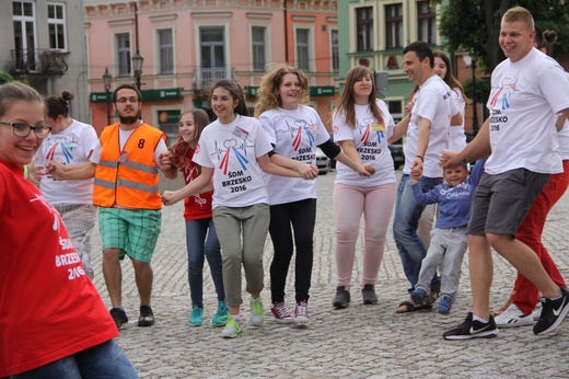 Taniec, śpiew i flagi w Brzesku