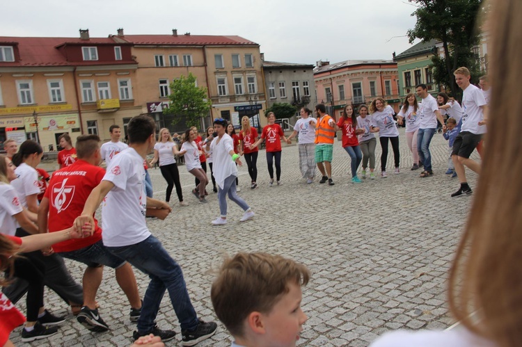 Taniec, śpiew i flagi w Brzesku