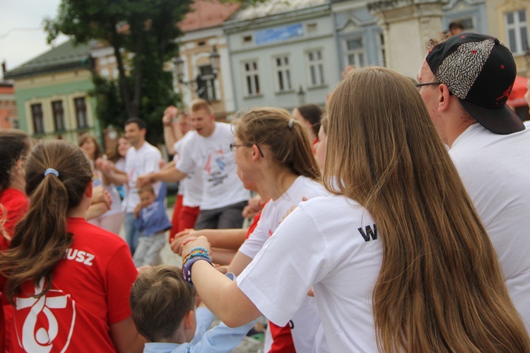 Taniec, śpiew i flagi w Brzesku