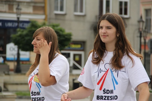 Taniec, śpiew i flagi w Brzesku