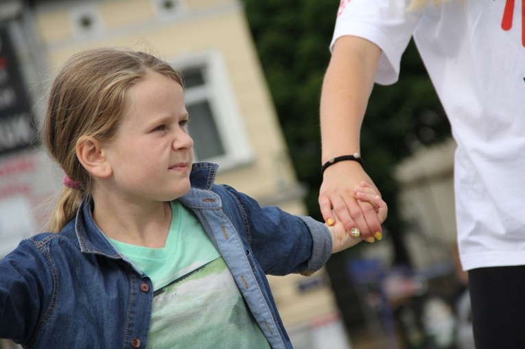 Taniec, śpiew i flagi w Brzesku