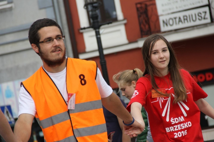 Taniec, śpiew i flagi w Brzesku