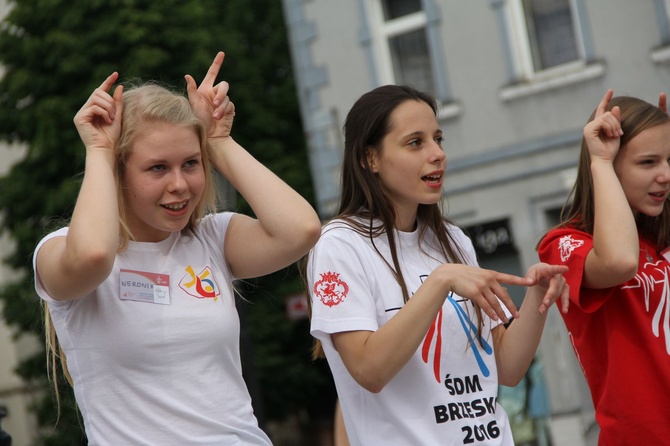 Taniec, śpiew i flagi w Brzesku