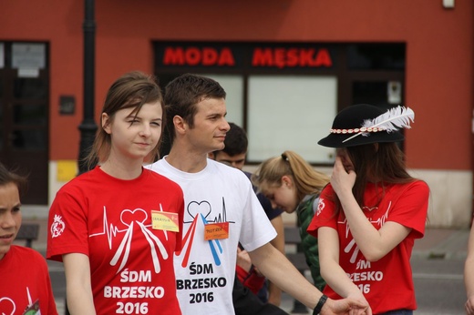 Taniec, śpiew i flagi w Brzesku