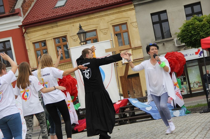 Taniec, śpiew i flagi w Brzesku