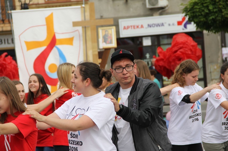 Taniec, śpiew i flagi w Brzesku