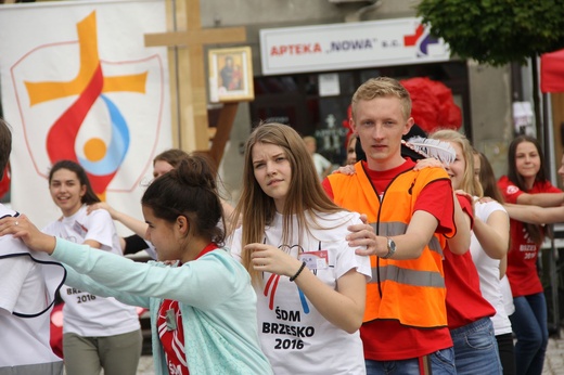 Taniec, śpiew i flagi w Brzesku