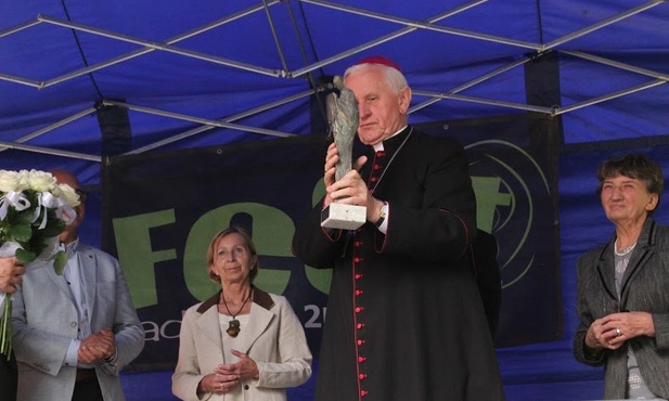 Abp D. Zimoń ze statuetką bł. J. Czempiela