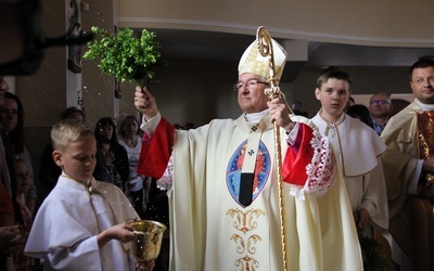 Arcybiskup, przechodząc przez nawy kościoła, kropił poświęconą wodą ściany, wiernych i ołtarz. 