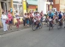 Księża i ministranci na rowerach