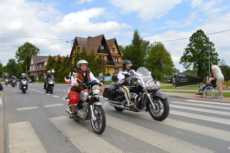 700 motorów przy kościele