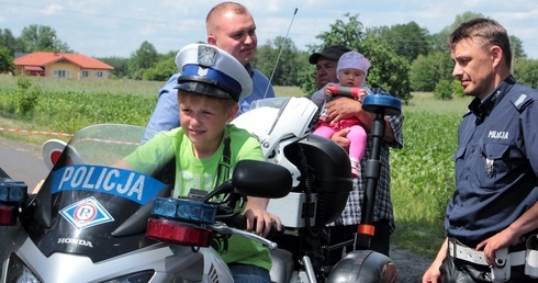 Policyjne motocykle wzbudzały zainteresowanie dzieci